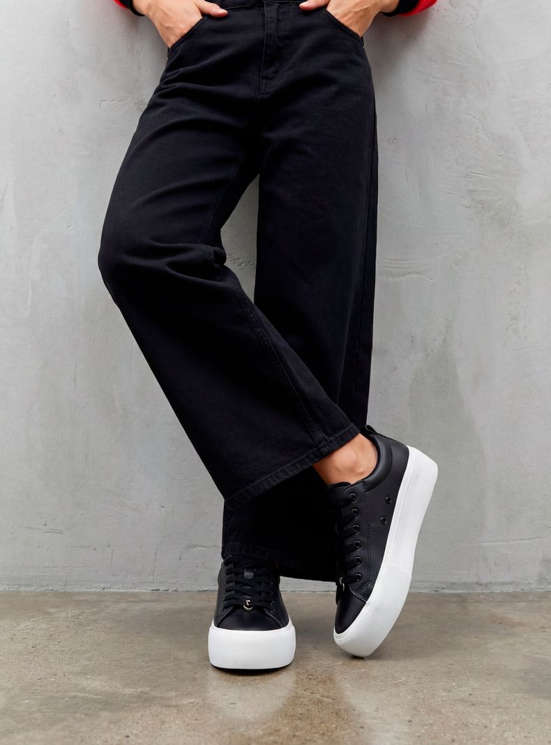 Zapatilla Urbana con Charm y Plataforma Mujer