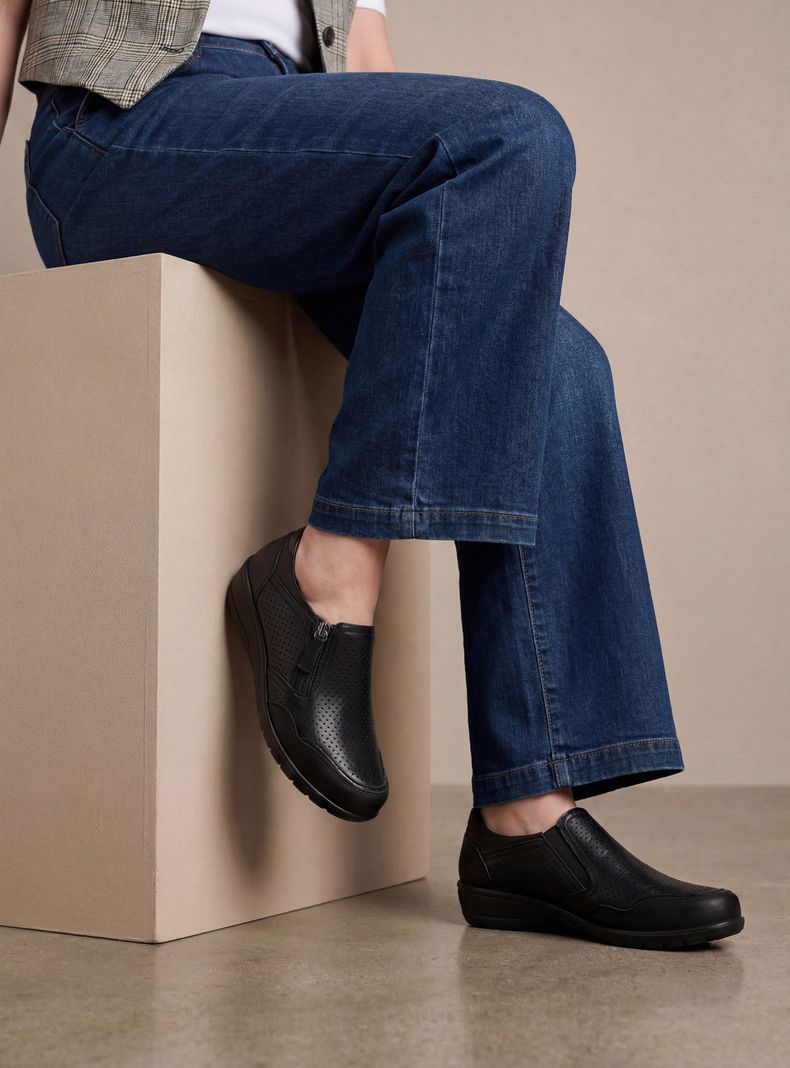 Zapato Casual con Perforaciones Decorativas Slip-On Mujer