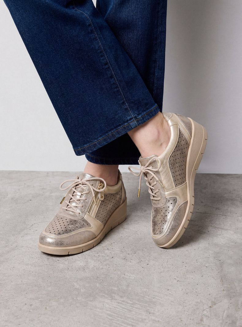 Zapatilla Urbana con Perforaciones Decorativas Mujer