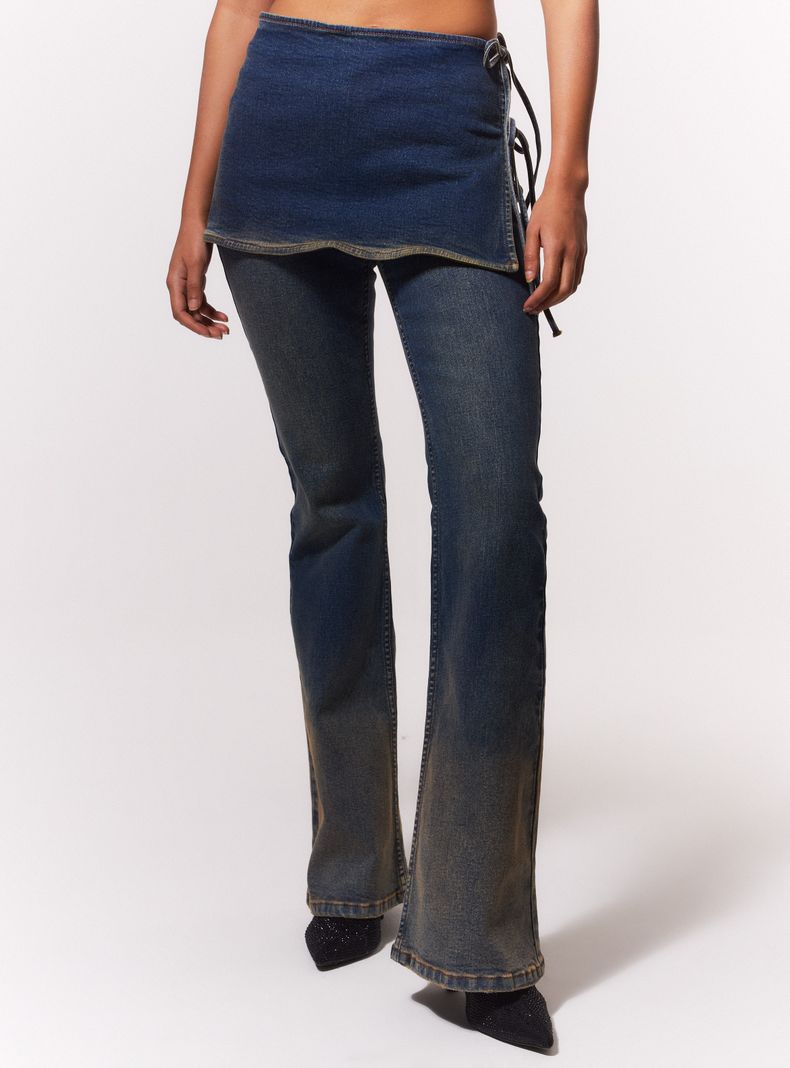 Jeans Flare con Falda Pareo Amarrada