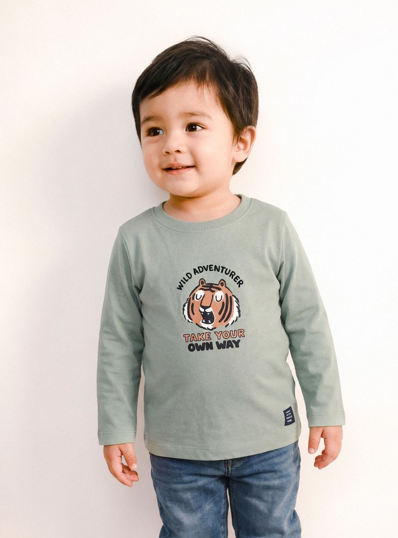 TRIBU POLERA BÁSICA CON ESTAMPADO FOCAL COLOR NIÑO