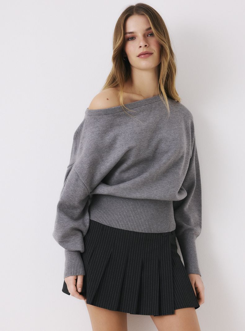 OPPOSITE SWEATER HOMBRO DESCUBIERTO CON PUÑO ACANALADO
