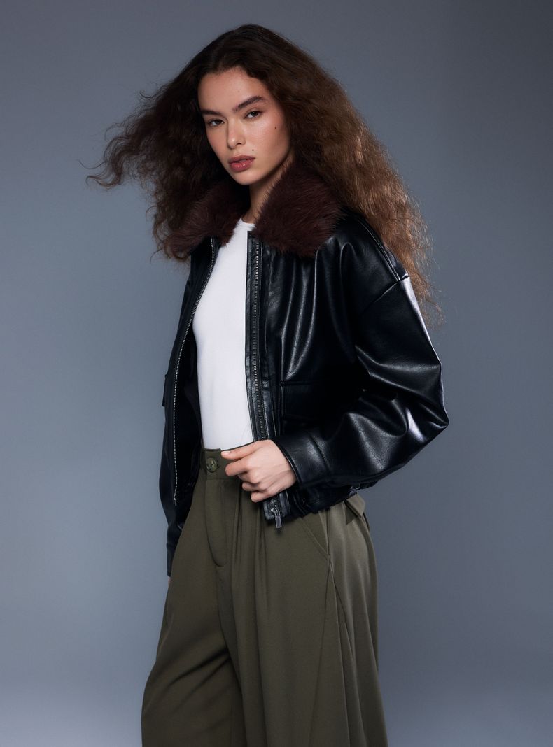 Chaqueta Cuello Pelo Sintético Desmontable y Cierre Frontal