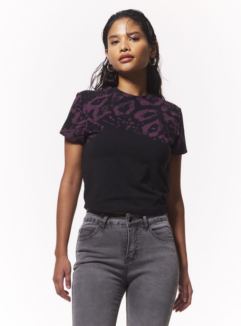 Polera Baby Tee con Gráfica Delantera
