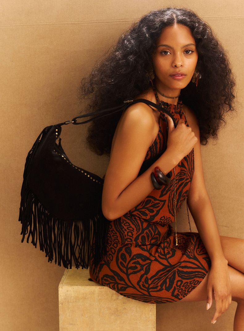 Cartera de Mano con Detalle Tachas y Flecos Gamuza