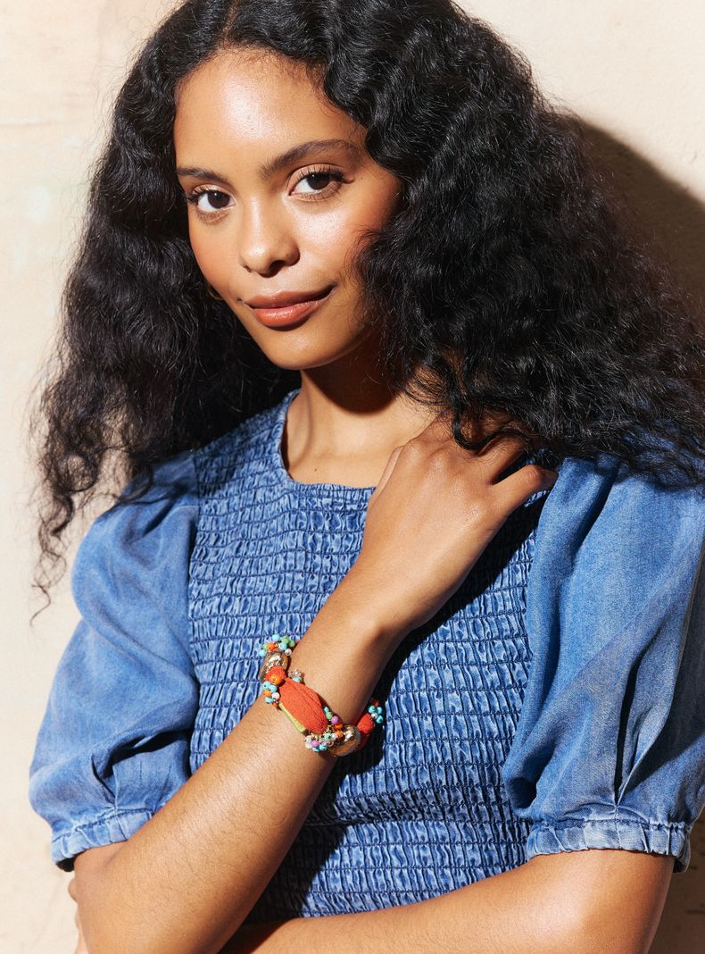 Pulsera de Tela con Mostacillas y Detalles Metálicos