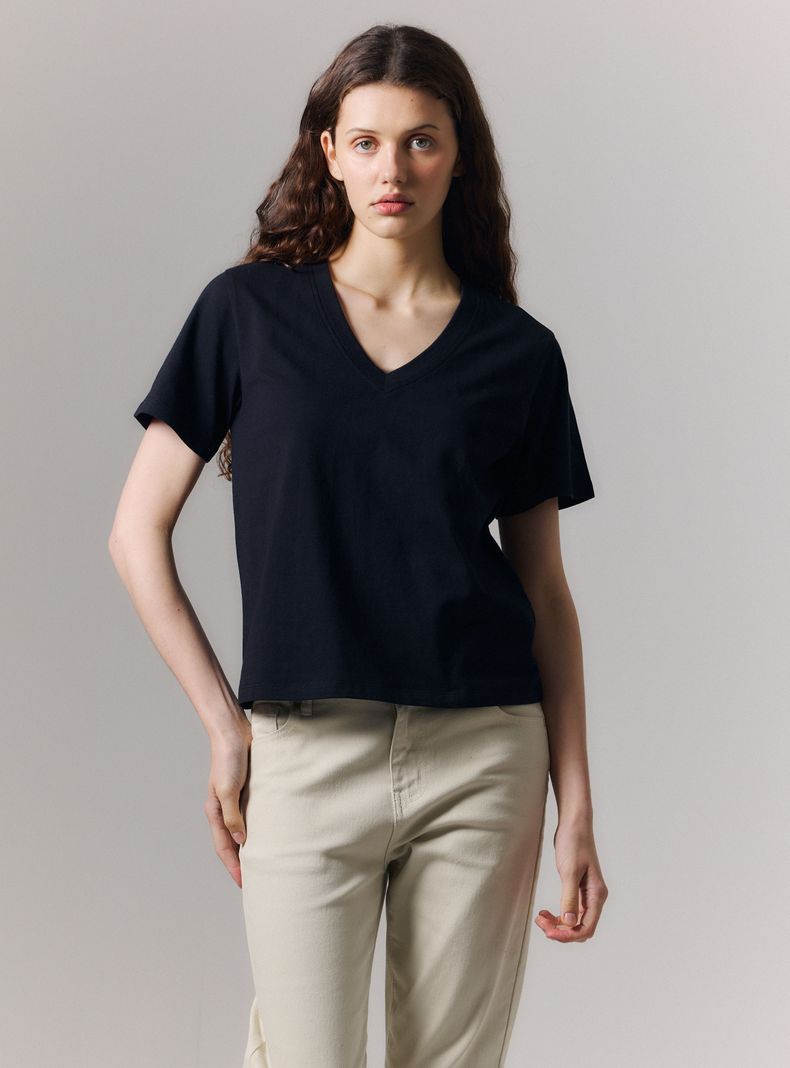 Polera Cuello V Manga Corta Regular Fit Básico