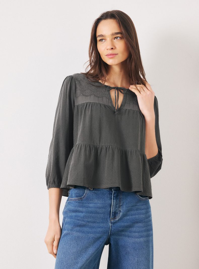 Polera Texturizada con Cuello Lazo y Bordado
