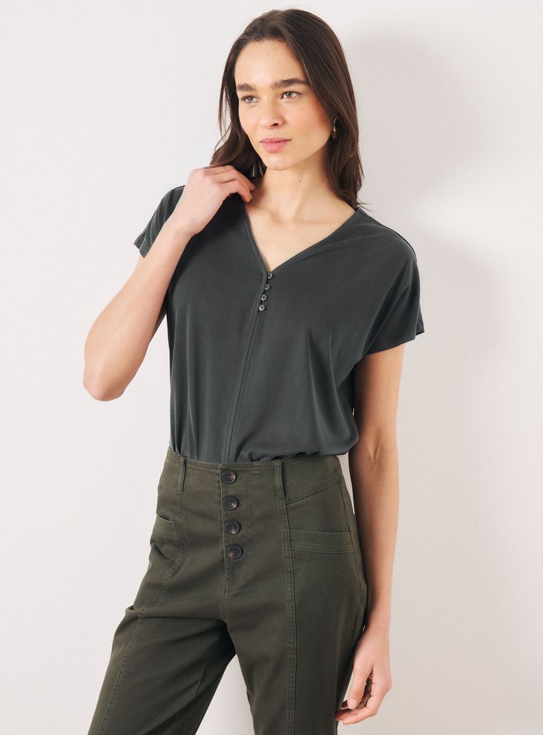 Polera Tacto Suave con Manga Caída y Botones