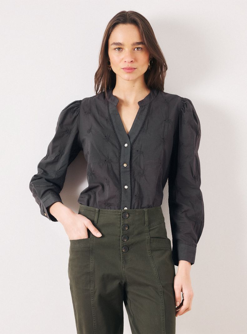 Blusa Cuello V con Botón y Bordado Floral Decorativo