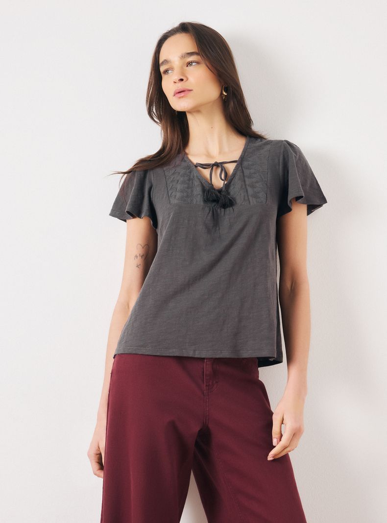 Polera Escote V con Bordado y Cordones Decorativos