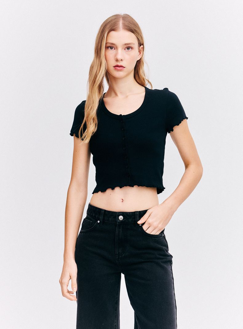 Polera Cropped Manga Corta Cuello Redondo con Botones