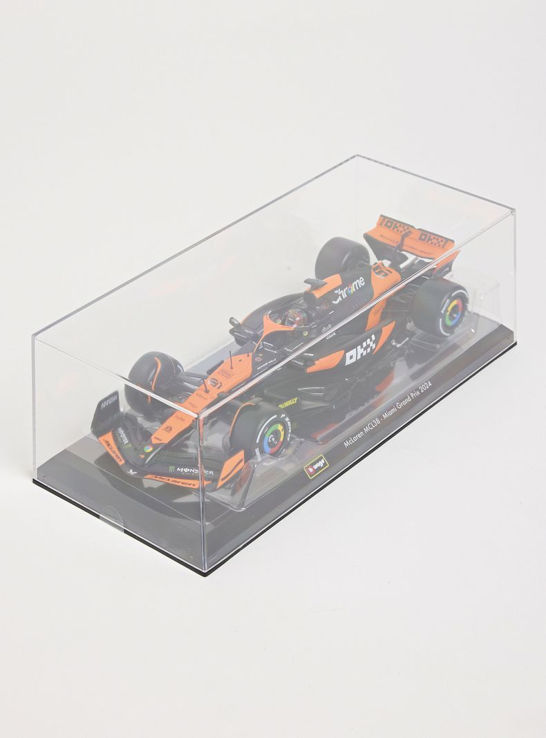 Auto McLaren MCL38 F1 1:24 con Casco