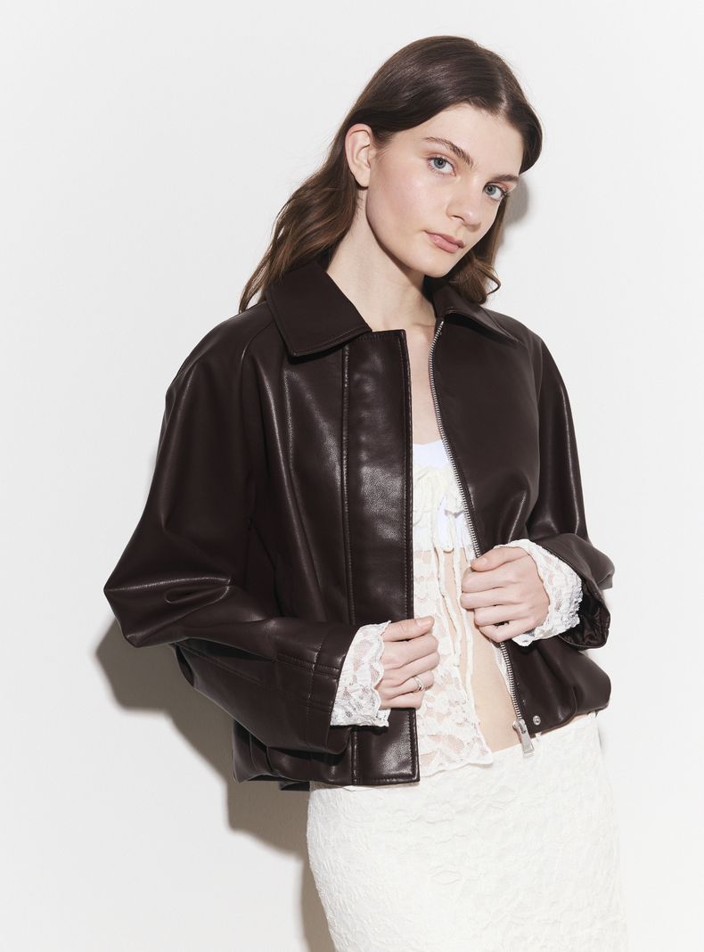 OPPOSITE CHAQUETA CUERO SINTÉTICO CON CIERRE FRONTAL SOLAPA