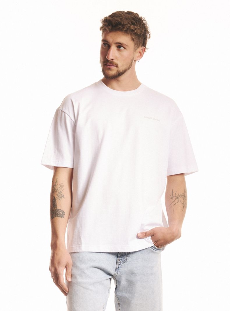 Polera Oversize Estampado y Bordado en Espalda