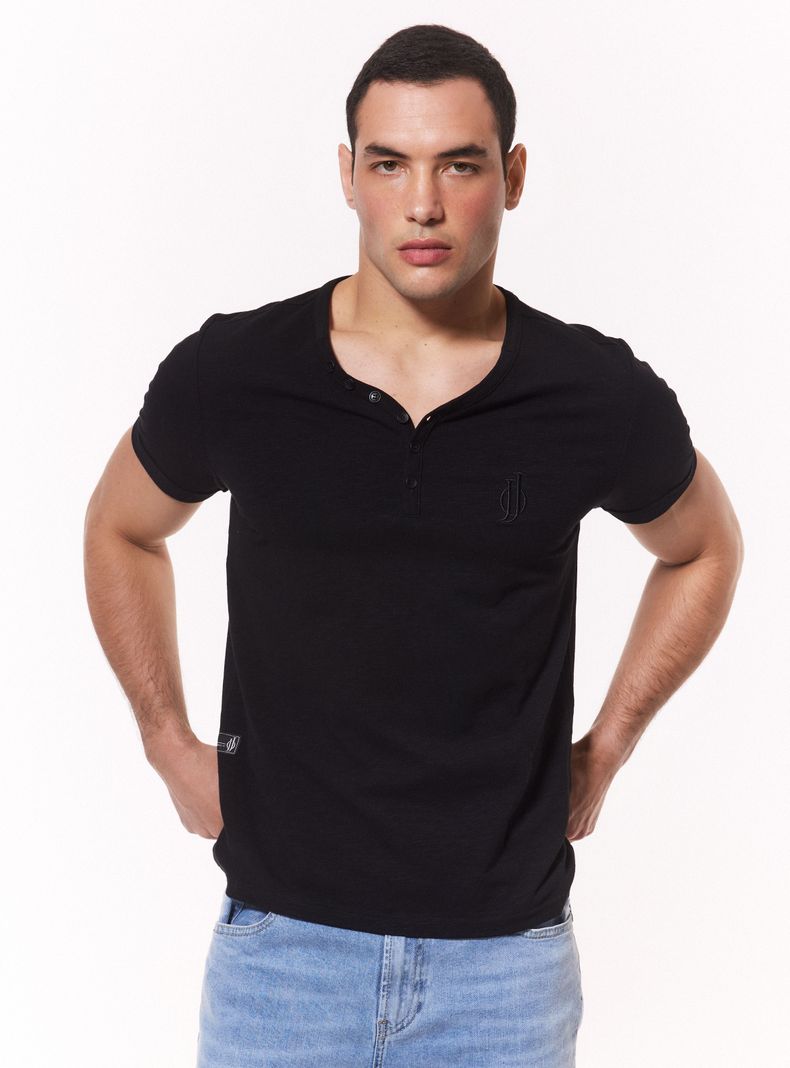 Polera Muscle Fit Cuello V Botones