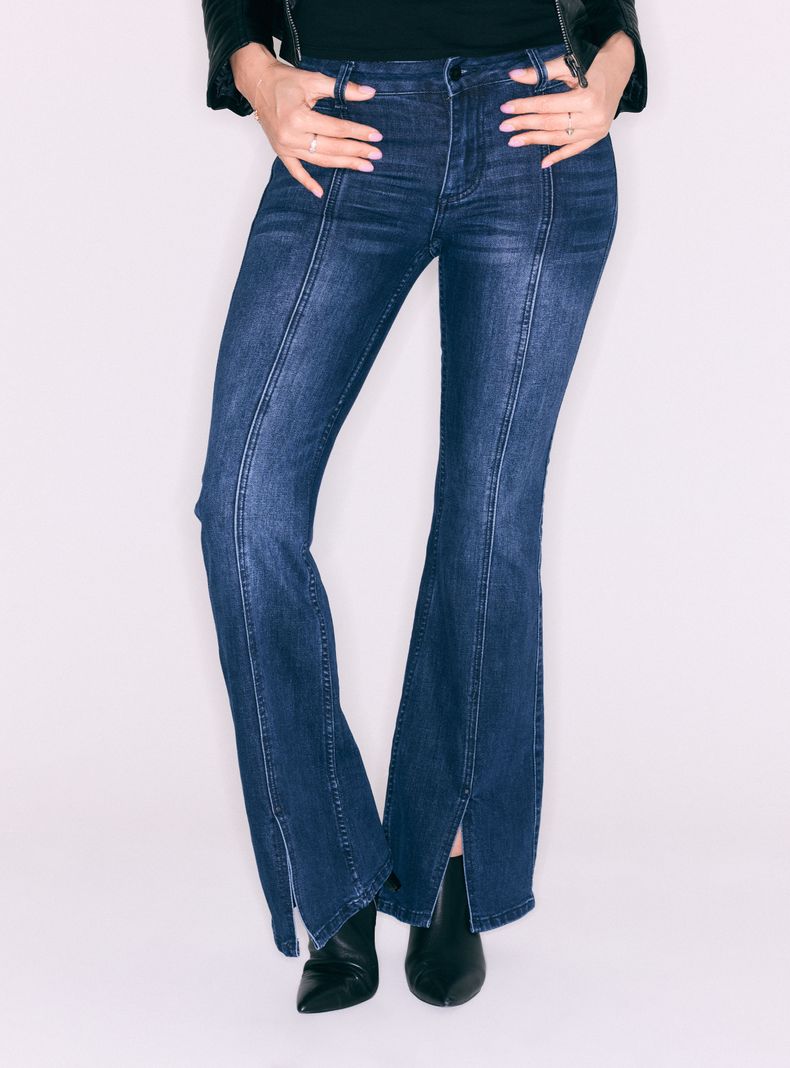 Jeans Flare Fit con Corte Central y Tajali en la Bota