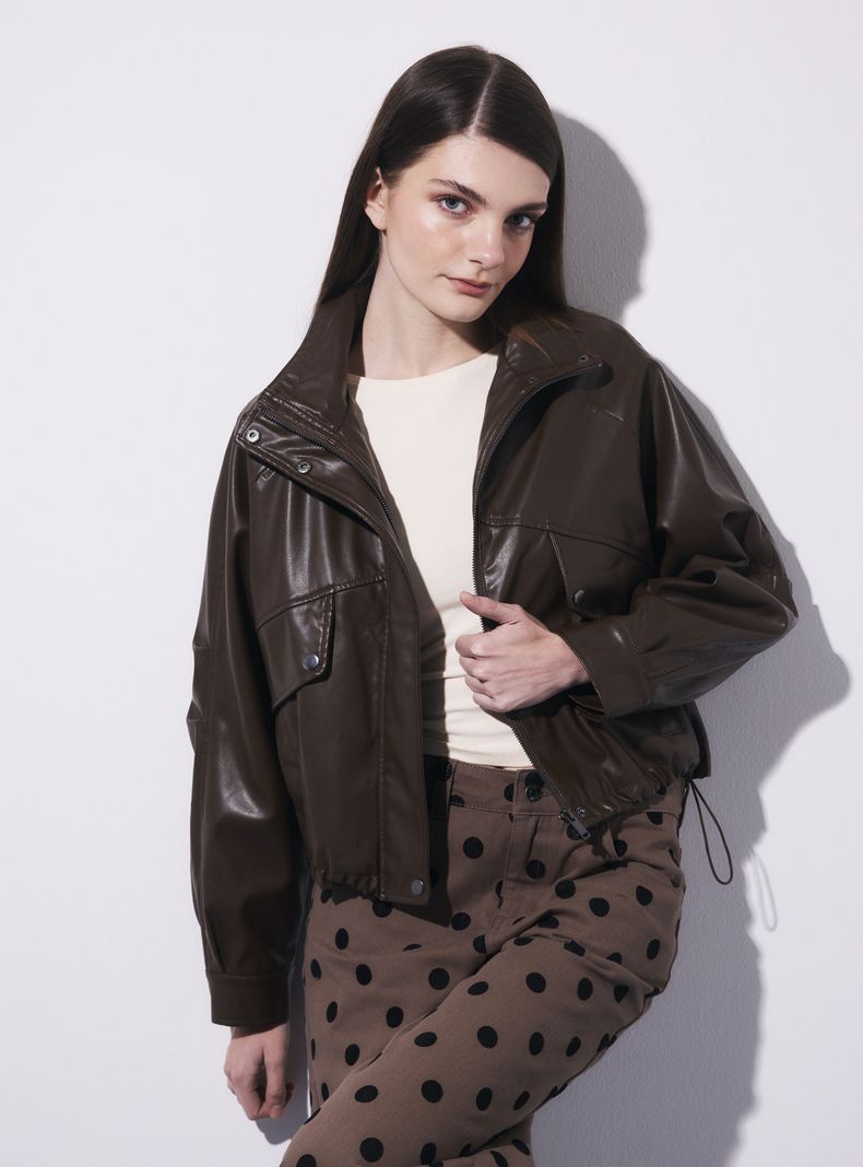 OPPOSITE CHAQUETA OVERSIZE CON CIERRE Y DETALLES METÁLICOS