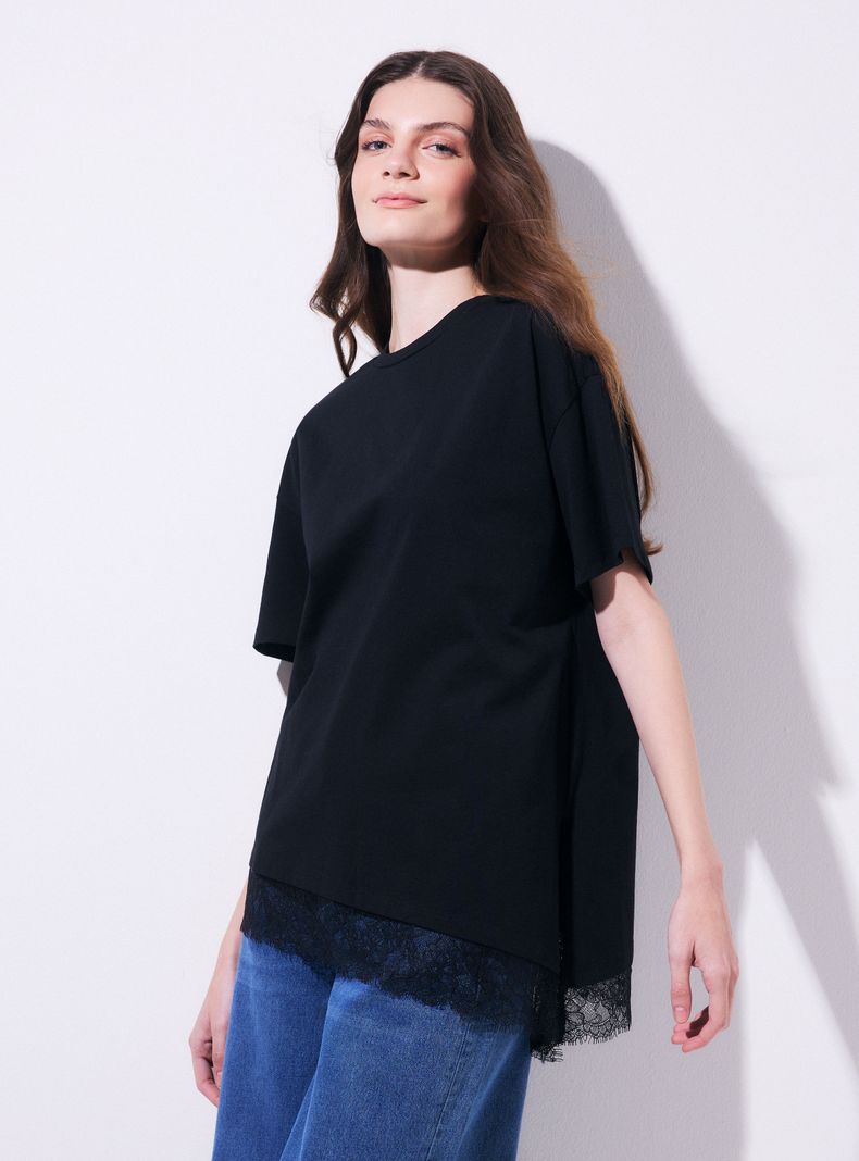 Polera Manga Corta Oversize con Encaje Asimétrico