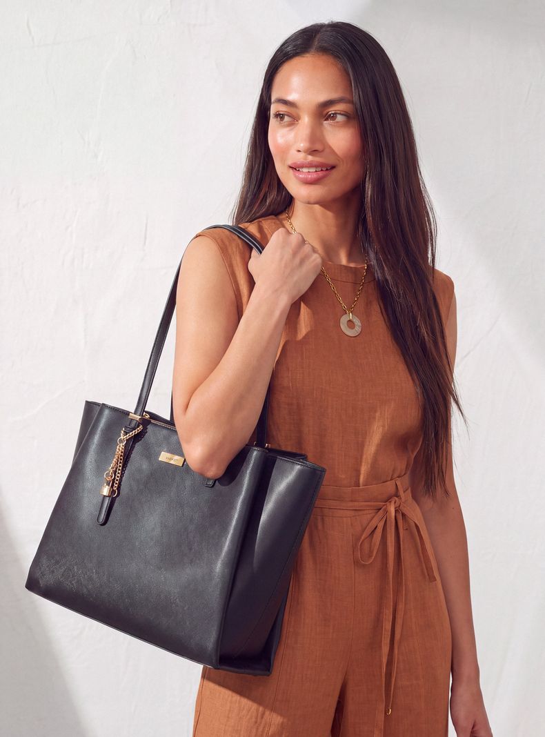 Cartera de Hombro Totebag Placa Metálica