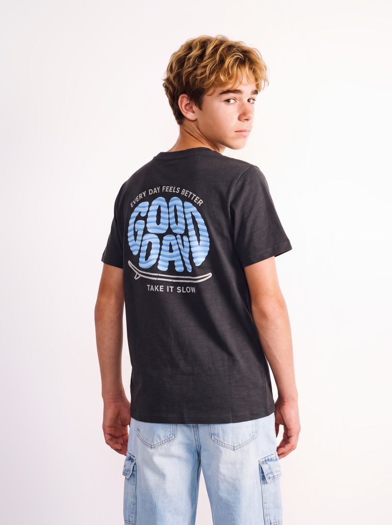 Polera Estampado Espalda con Relieve Niño