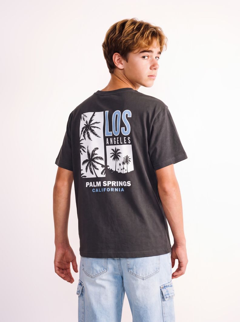 Polera Etiqueta de Goma y Estampado Espalda
