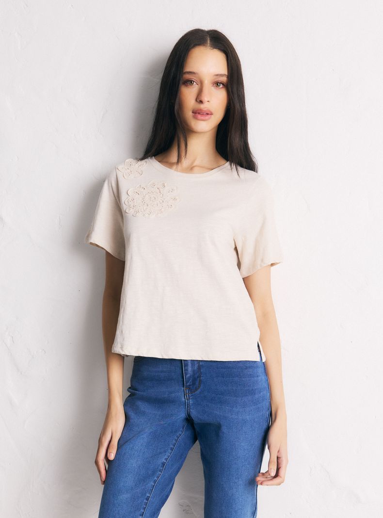 Polera Manga Corta Cuello Redondo Bordado Floral