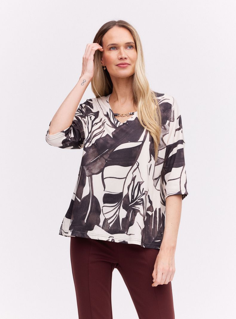 Polera Estampada con Aplicación en Escote