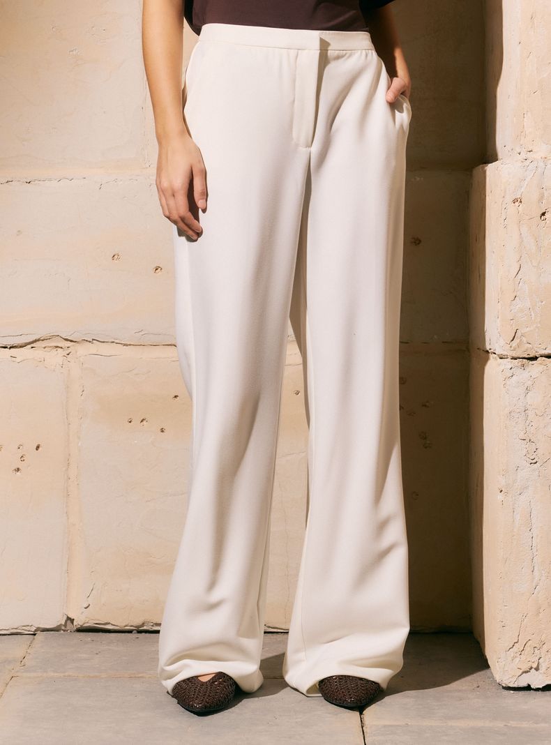 Pantalón Tiro Alto y Pierna Ligeramente Acampanada