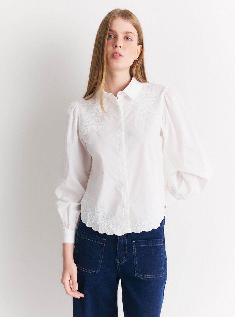 Blusa Cuello Camisero con Bordado y Terminación Curva