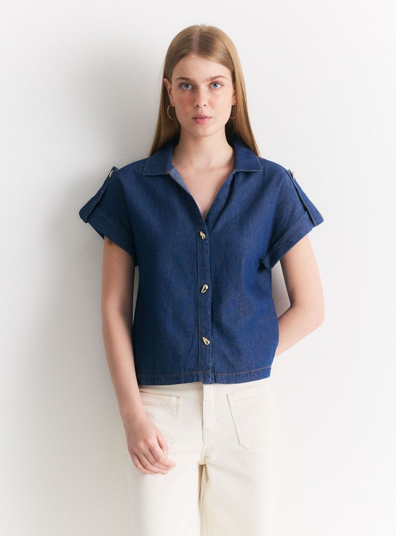Blusa Denim con Ajustador en Hombros y Botones Dorados