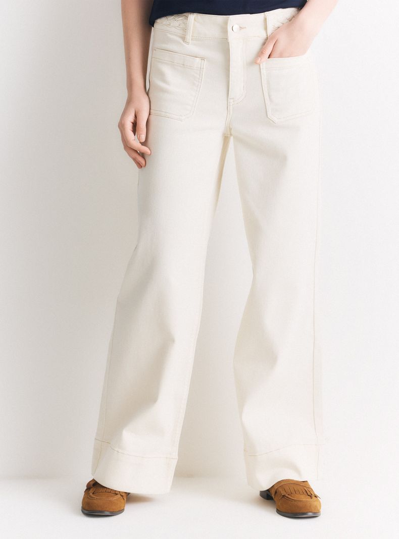 Jeans Flare Fit Alto con Costuras Contrastantes
