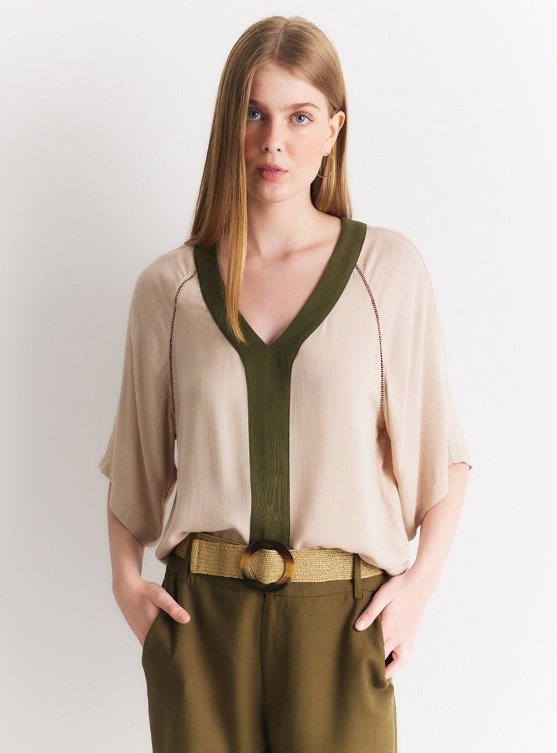 Blusa Estampado Tropical Cuello V Contrastado