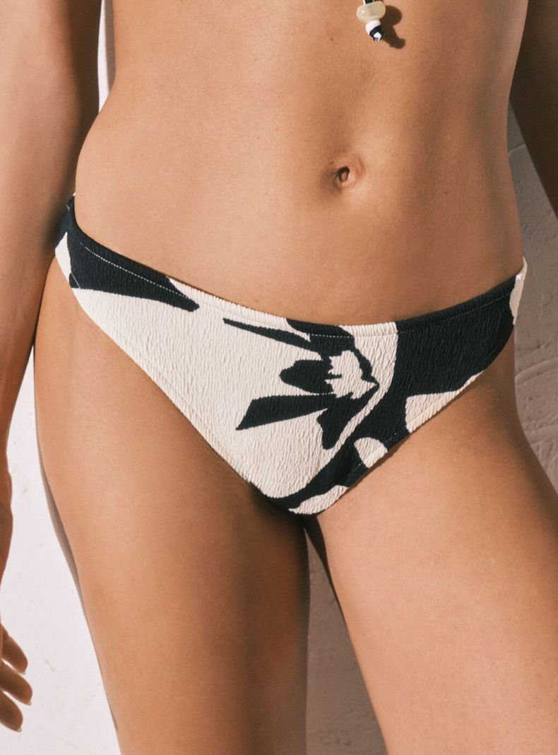 Calzón Bikini High Leg Efecto U Maxi Flores