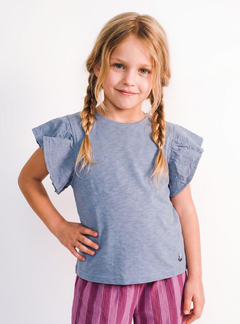 Polera Tela Elasticada Textura con Mangas Bordadas