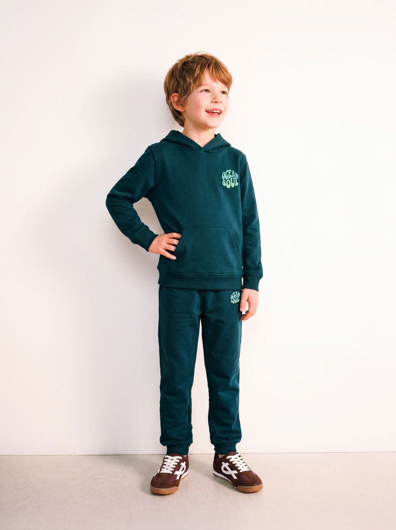 Pantalón Garment Dye con Aplicación Ocean