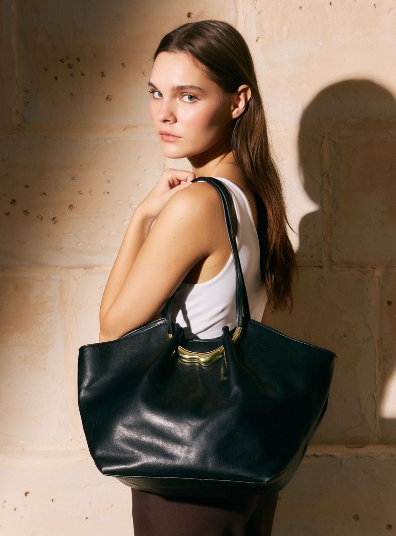 Cartera de Hombro Totebag con Detalle Metálico