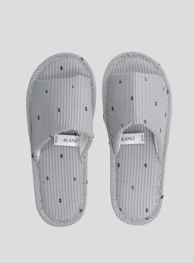 Pantufla Rayada con Detalle Bordado