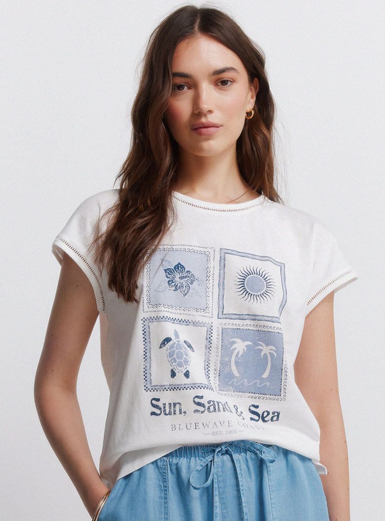 Polera de Manga Corta con Estampado y Detalle Calado