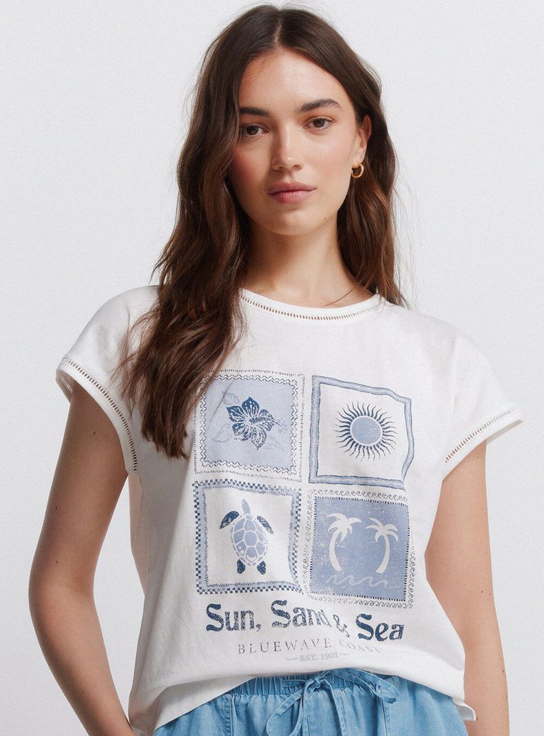 Polera de Manga Corta con Estampado y Detalle Calado