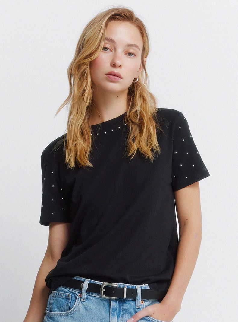 Polera Tachas Manga Corta