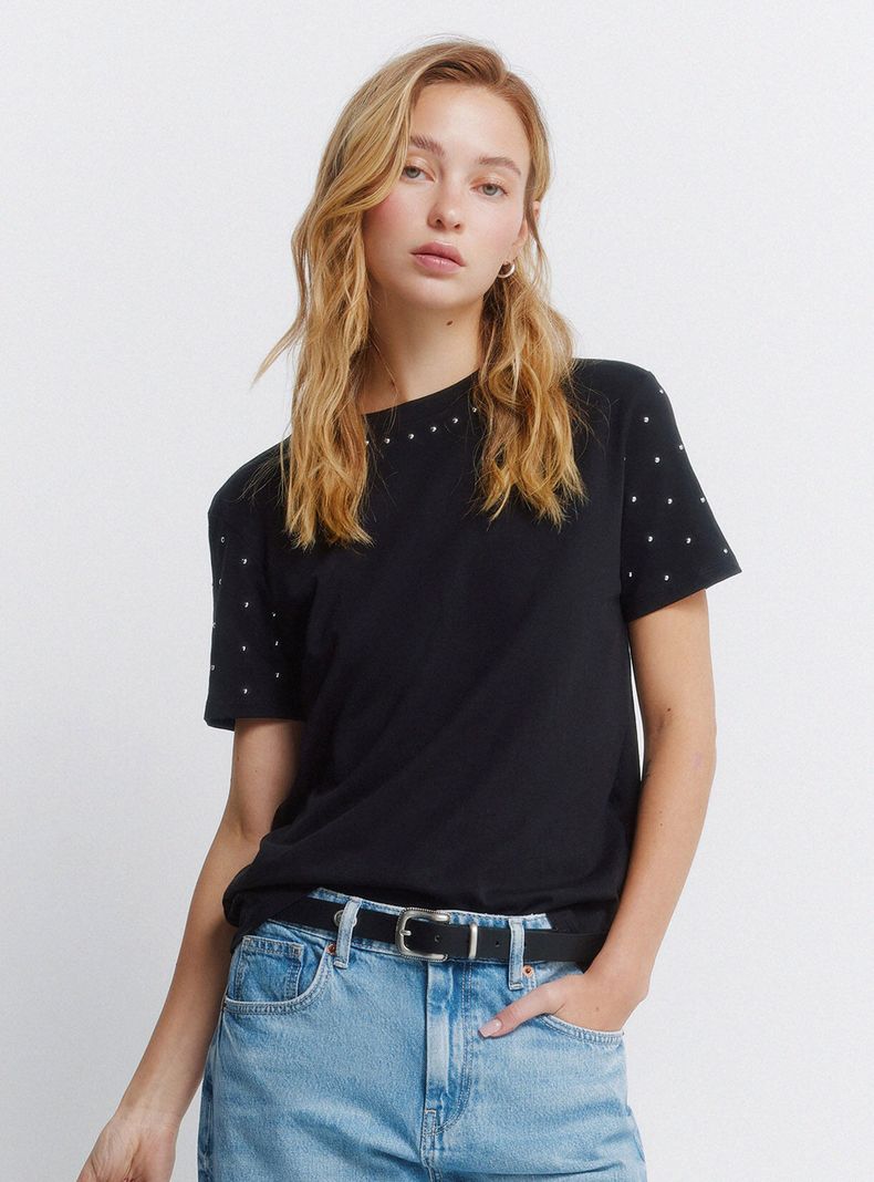 Polera Tachas Manga Corta