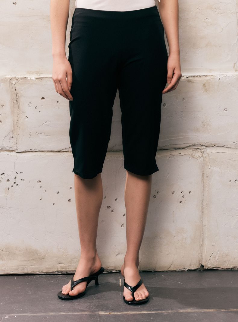 Pantalón Capri con Detalle de Abertura en Costado