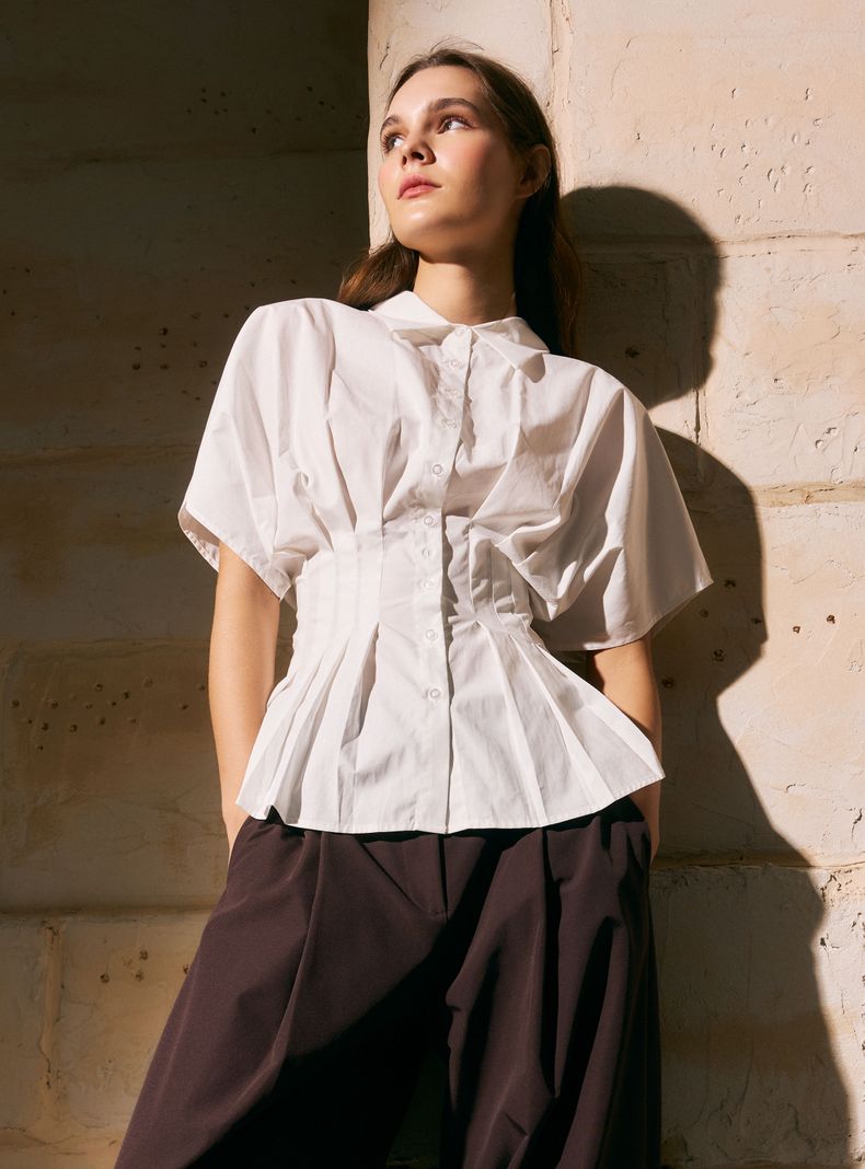 Blusa Camisera Manga Corta y Calce Acinturado