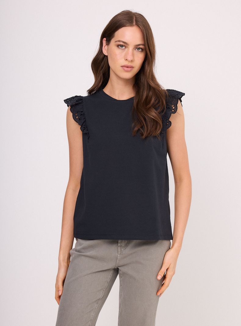 Polera con Detalle de Broderie en Hombro
