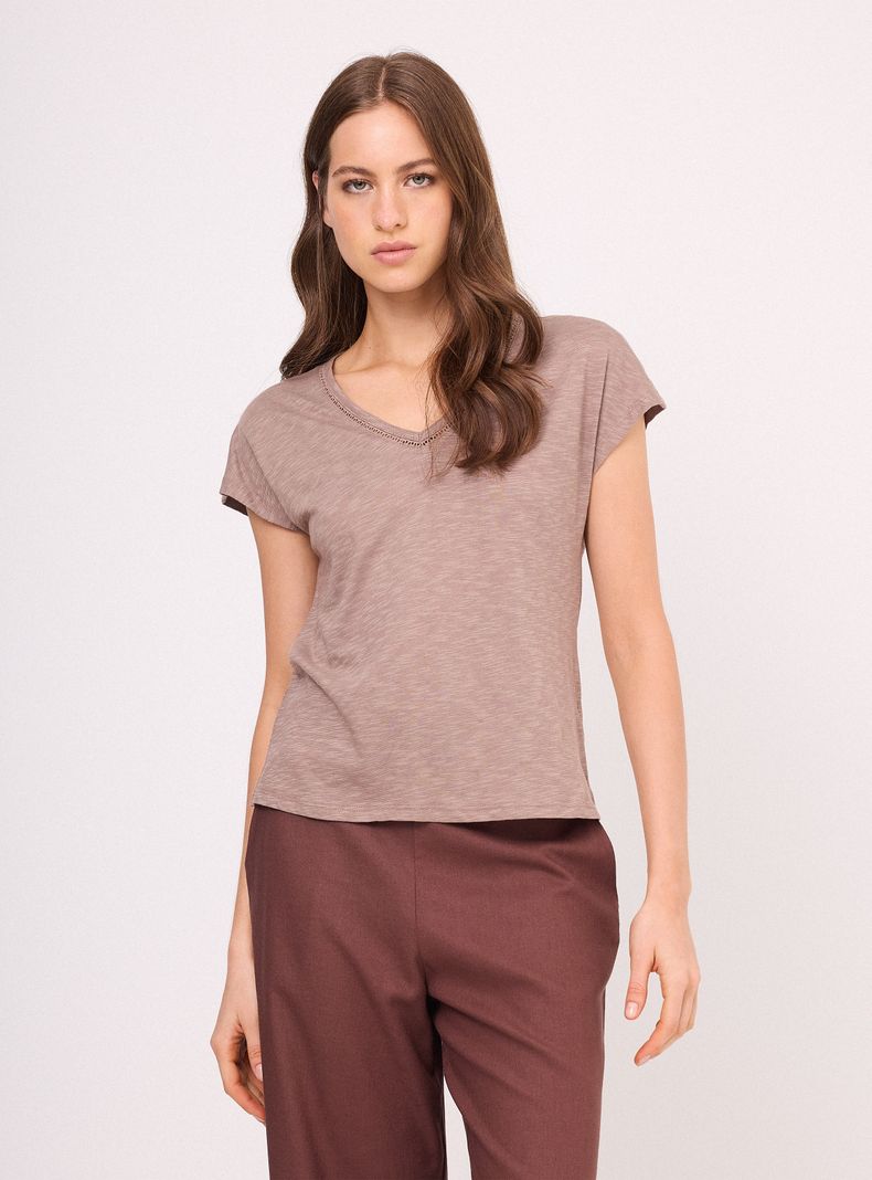 Polera con Cinta de Broderie en Escote y Hombros