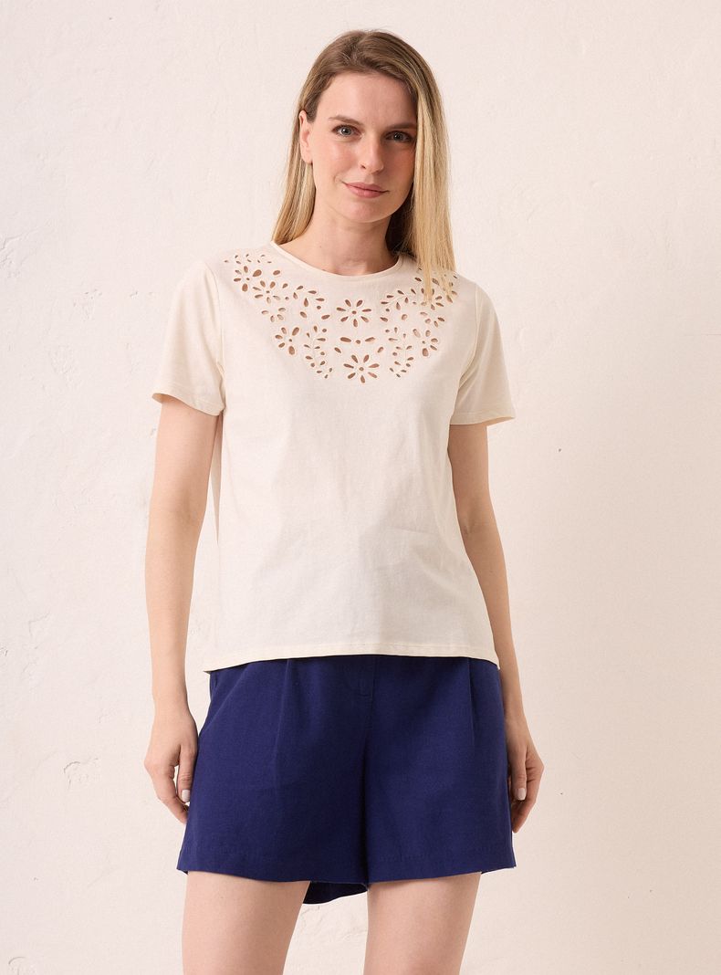 Polera con Detalle Bordado en Escote