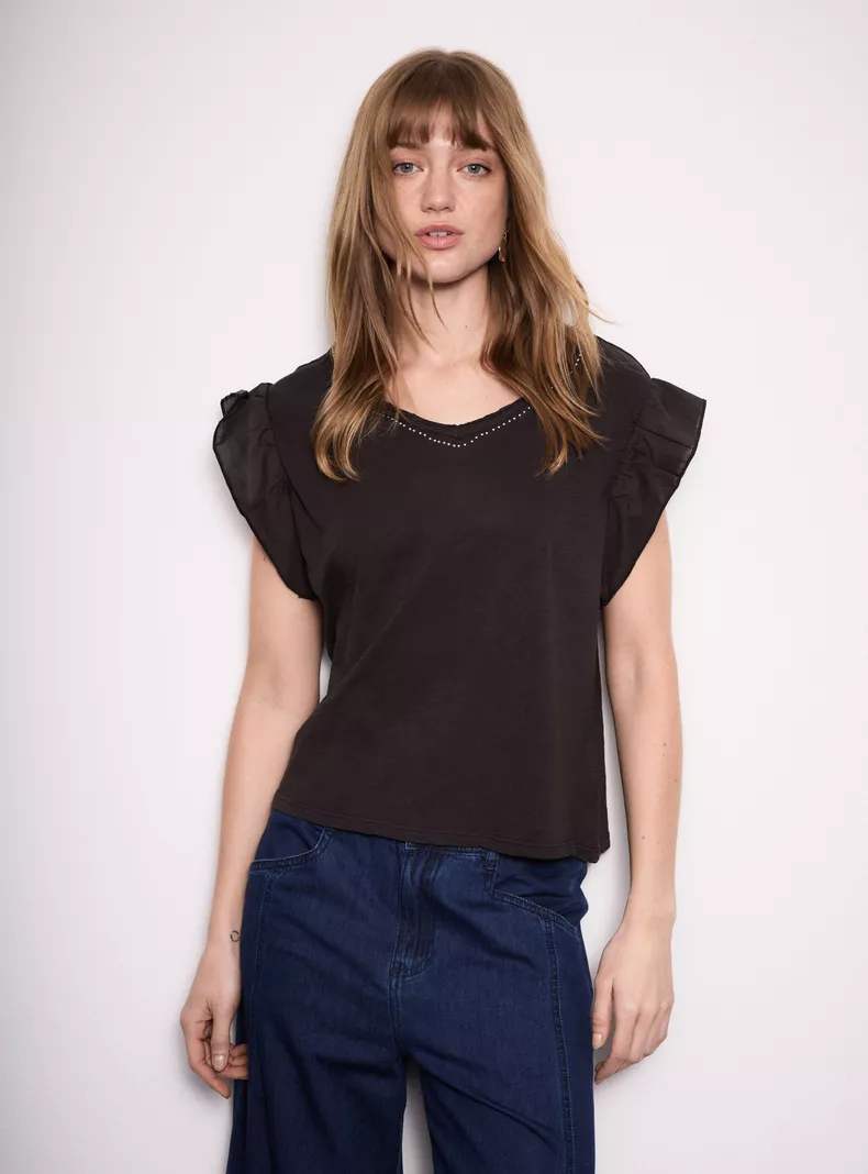 Polera con Mangas Vuelos y Tachas en Orilla Escote