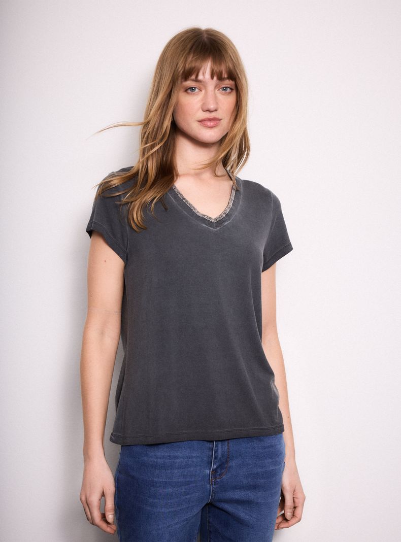 Polera con Mostacillas Orilla de Escote