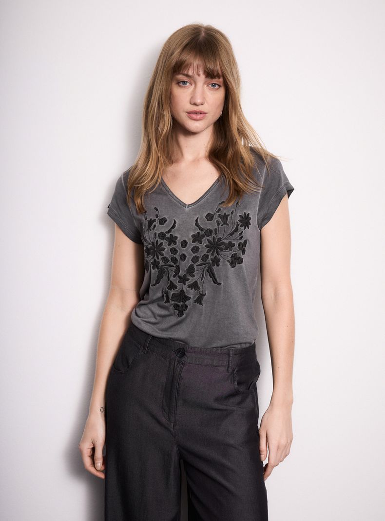 Polera con Bordado de Flores y Dirty Wash